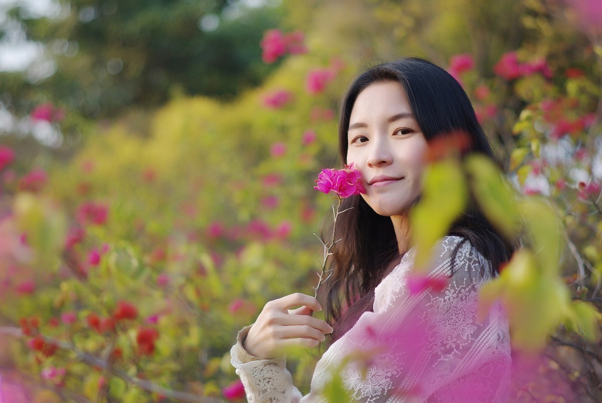妹子，能放下花吗？