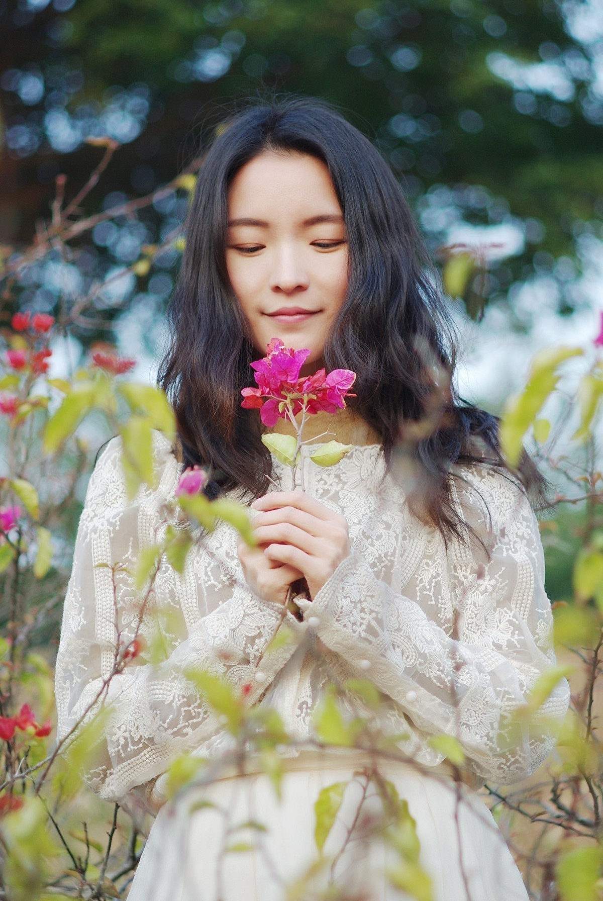 妹子，能放下花吗？