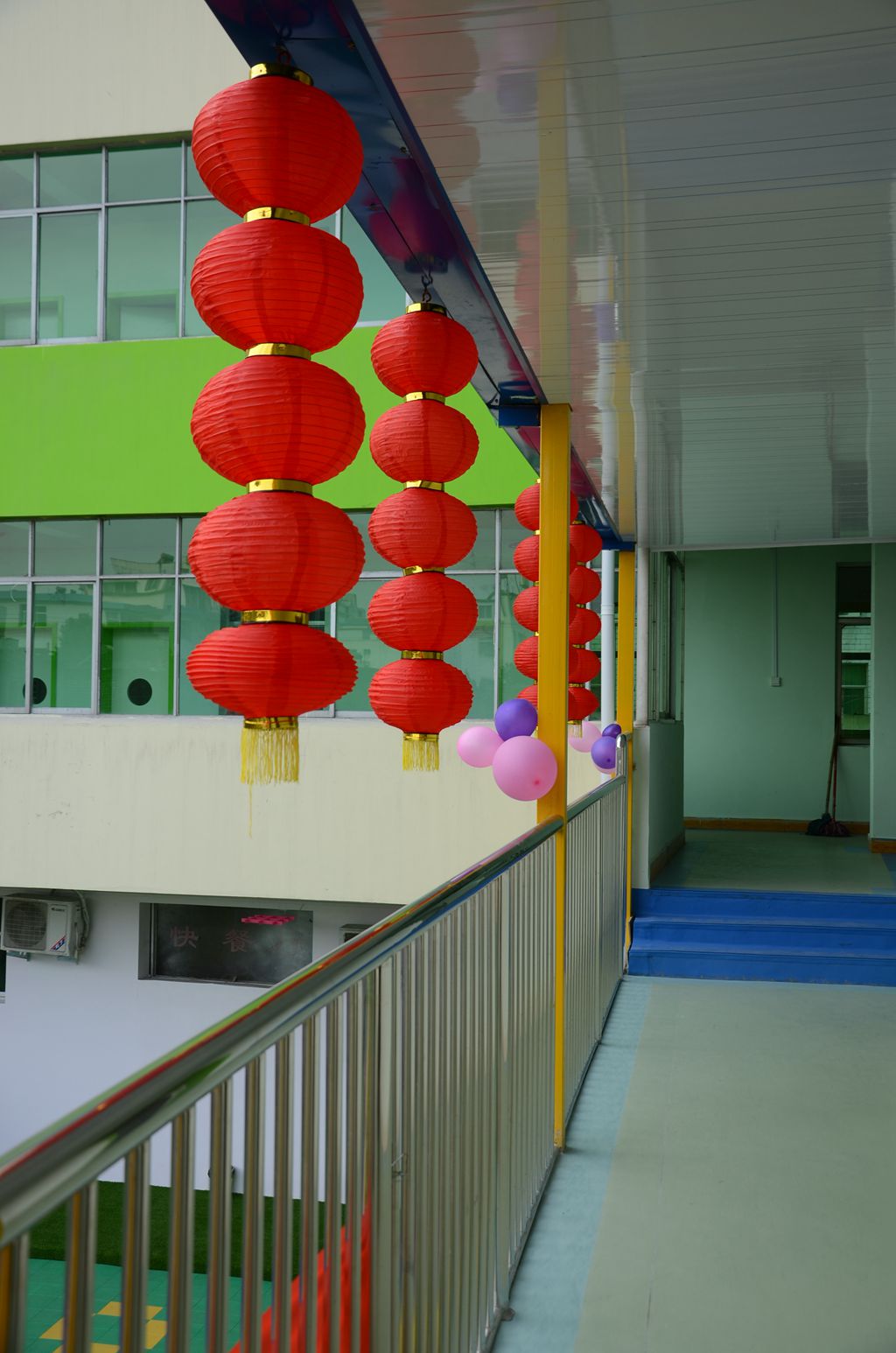 欣欣然校园庆元旦挂画红灯