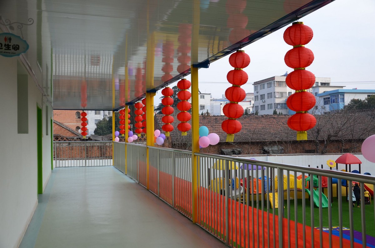 欣欣然校园庆元旦挂画红灯