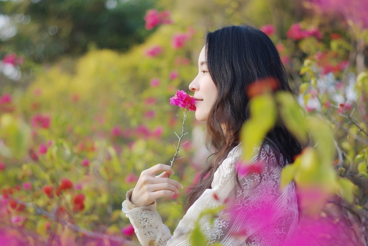 妹子，能放下花吗？