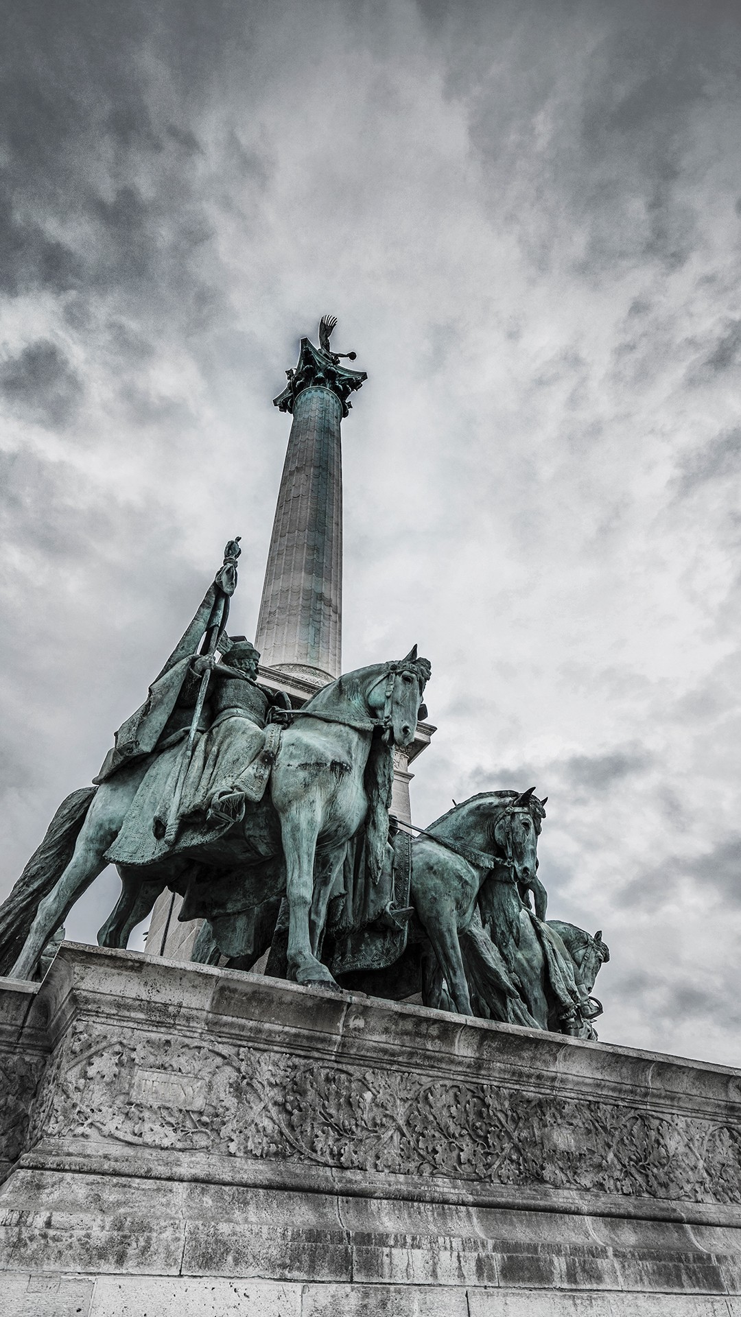 布达佩斯英雄广场雕像图片