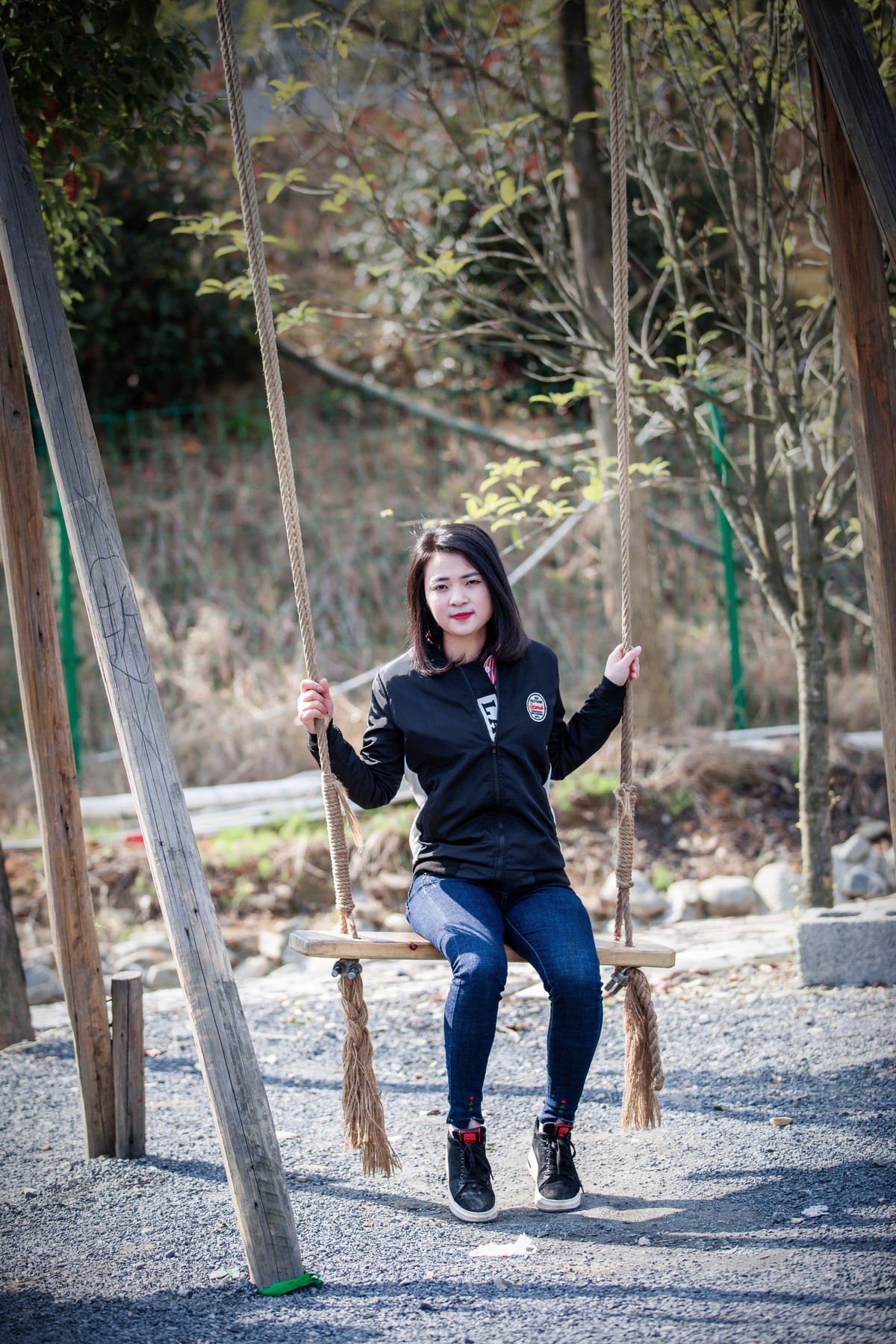 如影人像荡秋千的女孩