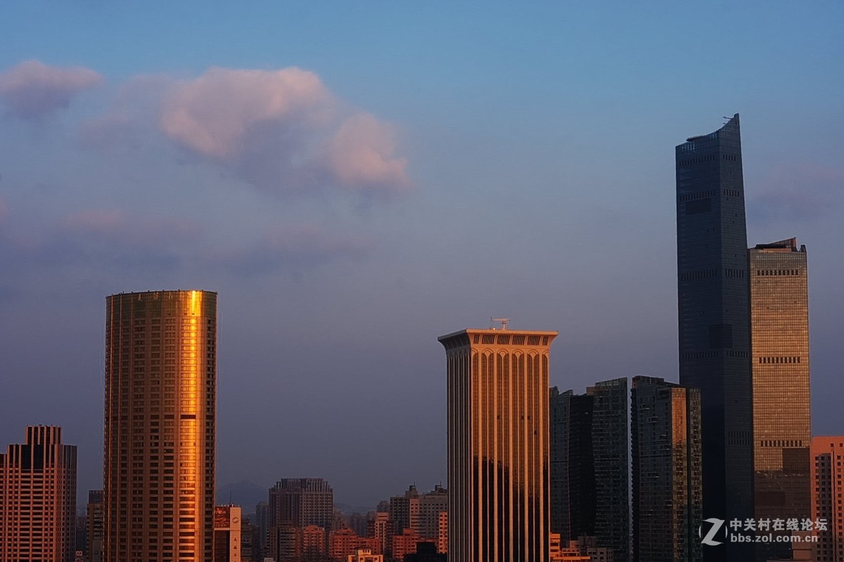 解放路上空的完美云层