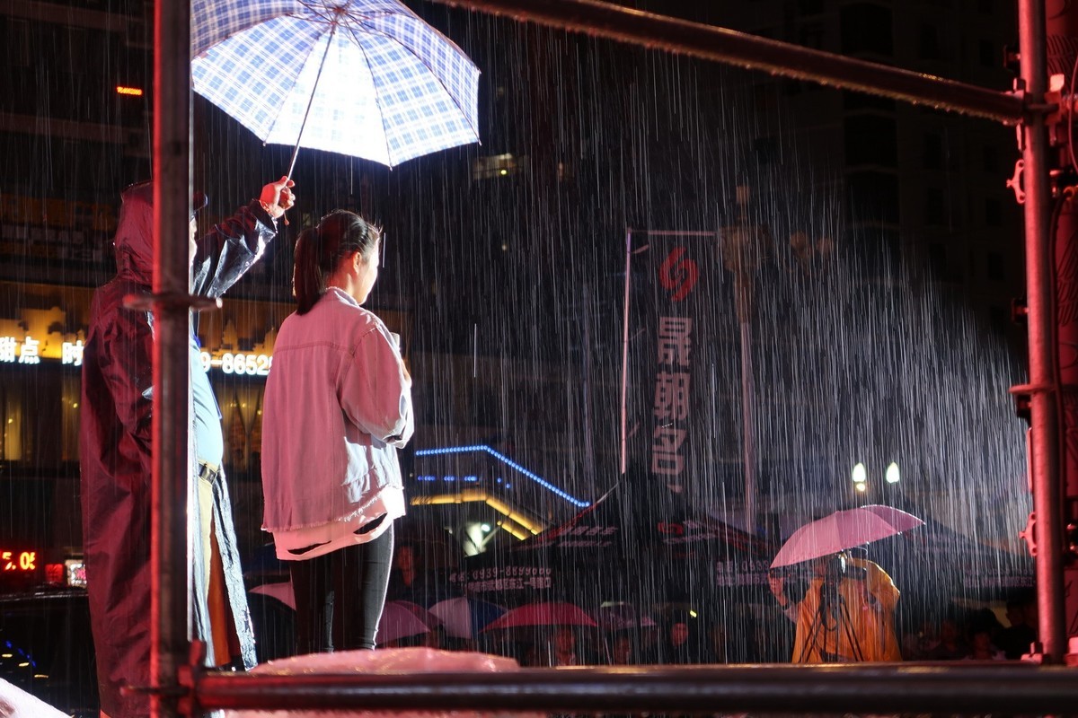 晚上,下雨,新歌声飘扬-中关村在线摄影论坛