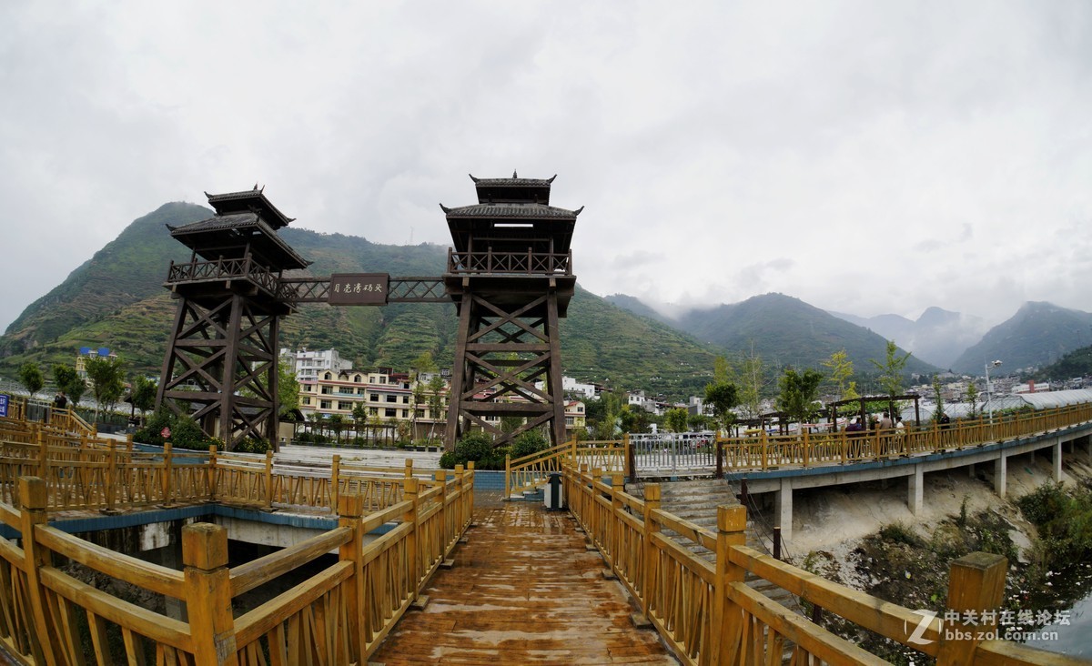 雨雾中的汉源月亮湾