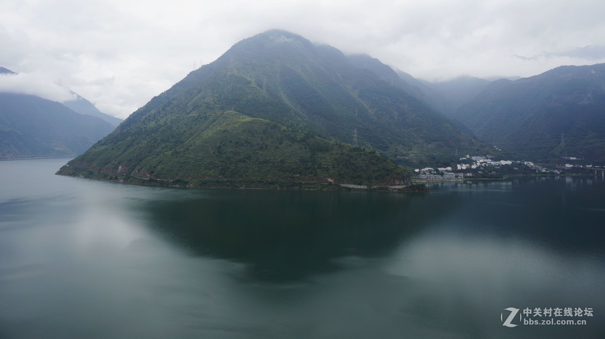 雨雾中的汉源月亮湾