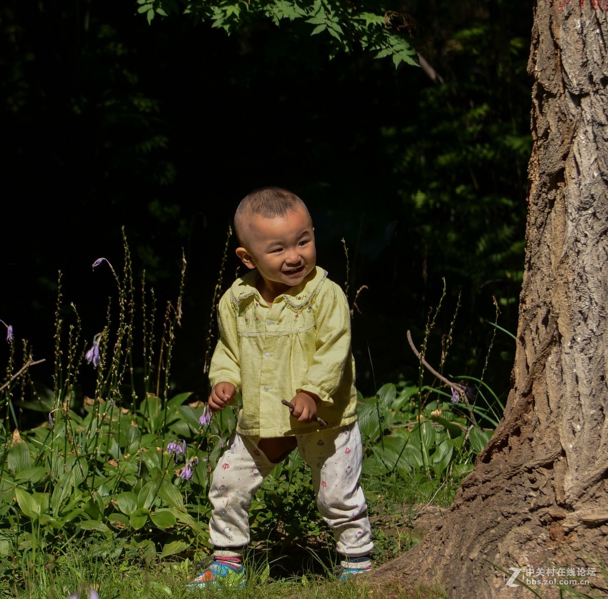 捉迷藏的小孩子
