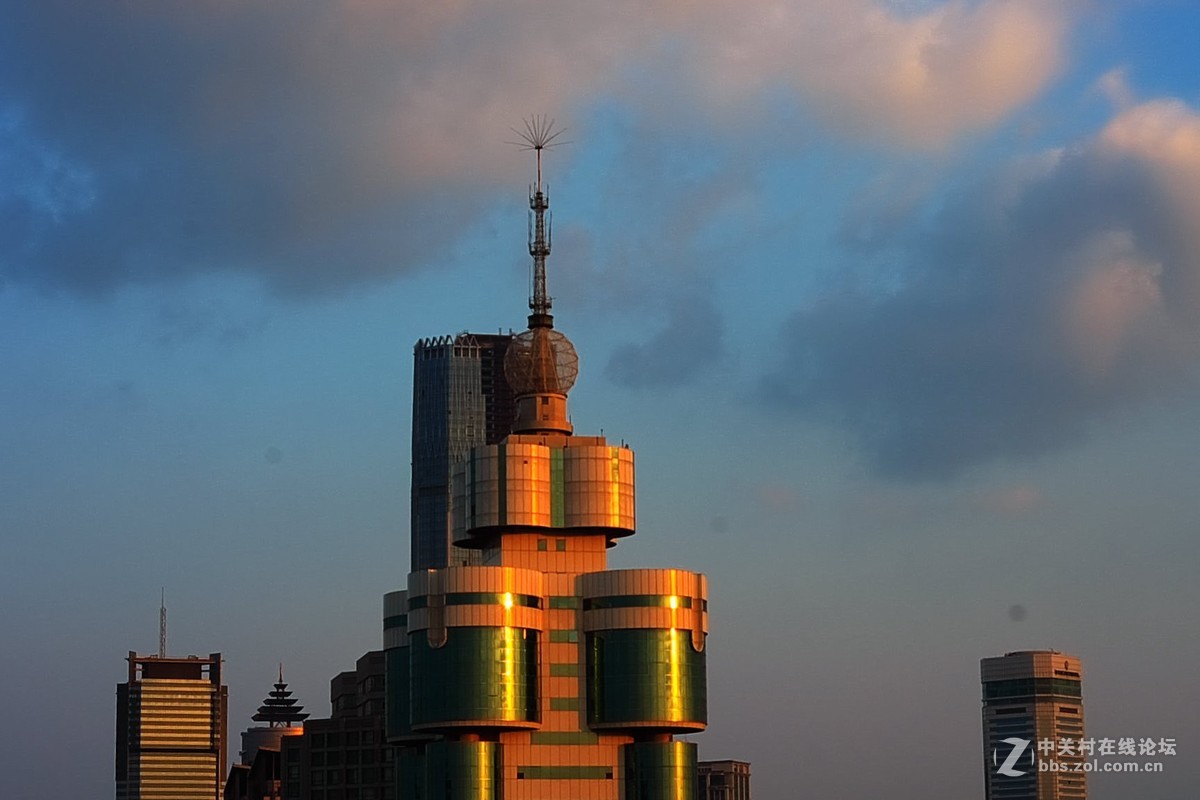 解放路上空的完美云层