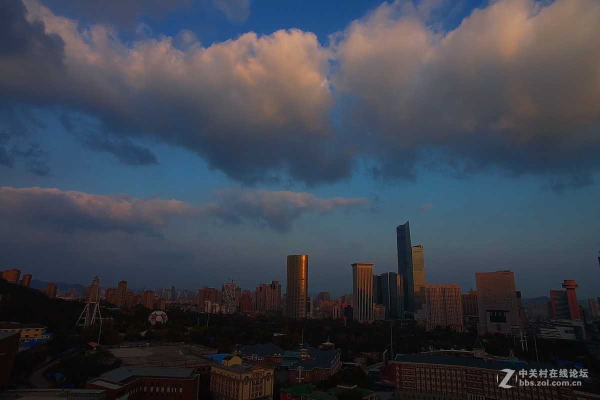 解放路上空的完美云层