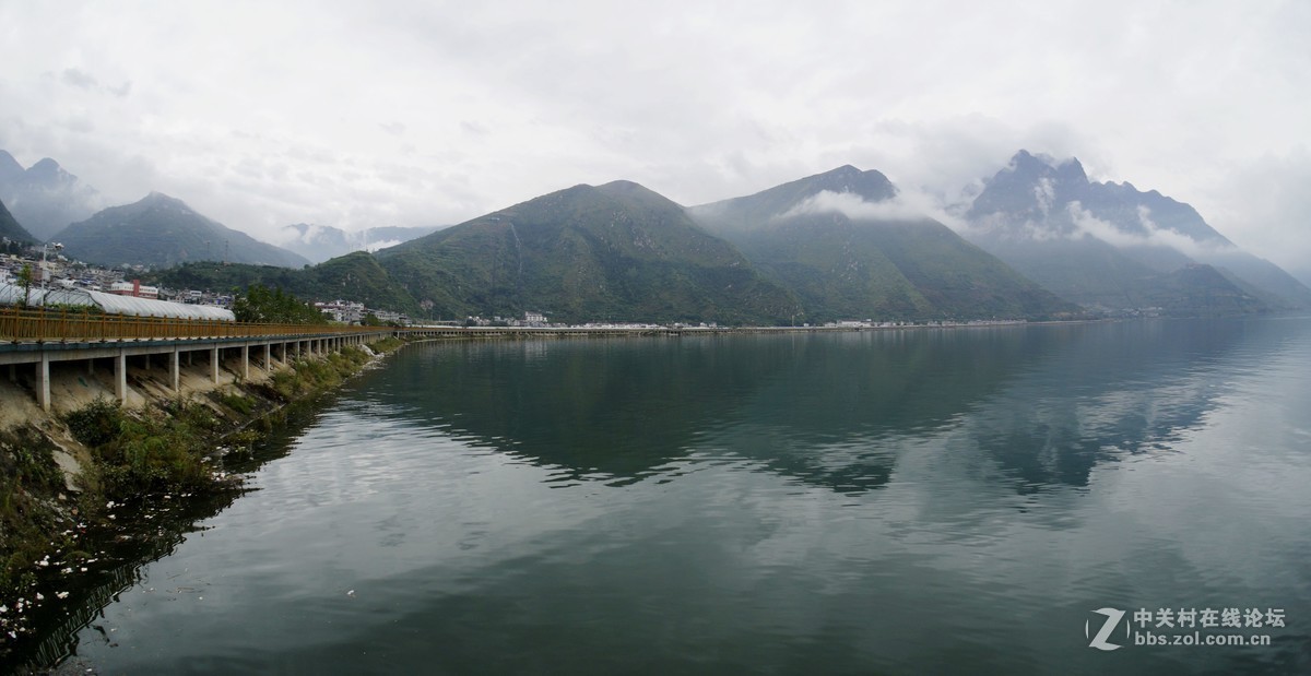 雨雾中的汉源月亮湾