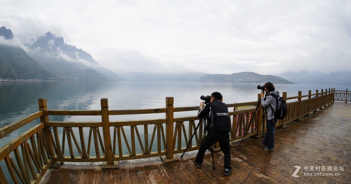 雨雾中的汉源月亮湾