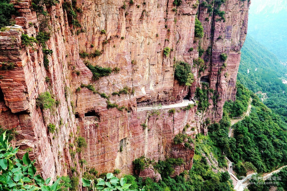 万仙山郭亮村挂壁公路