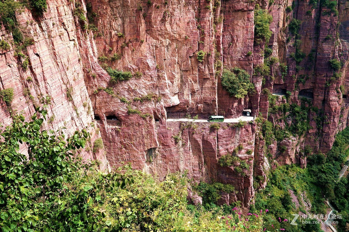 万仙山郭亮村挂壁公路