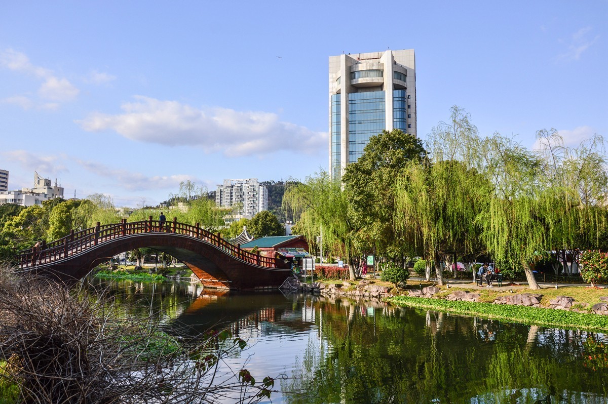 春风杨柳万千条