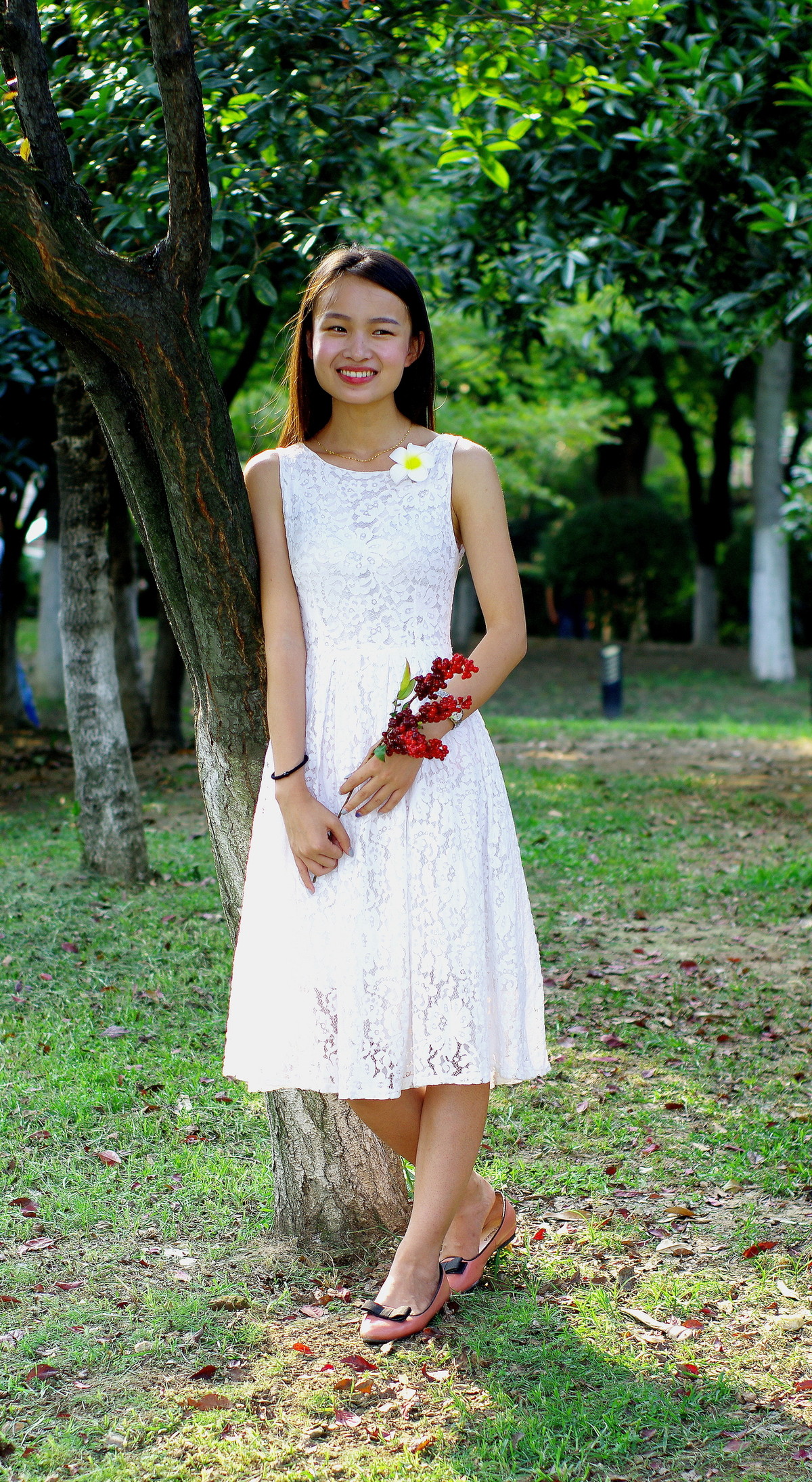 树林中的白衣女孩