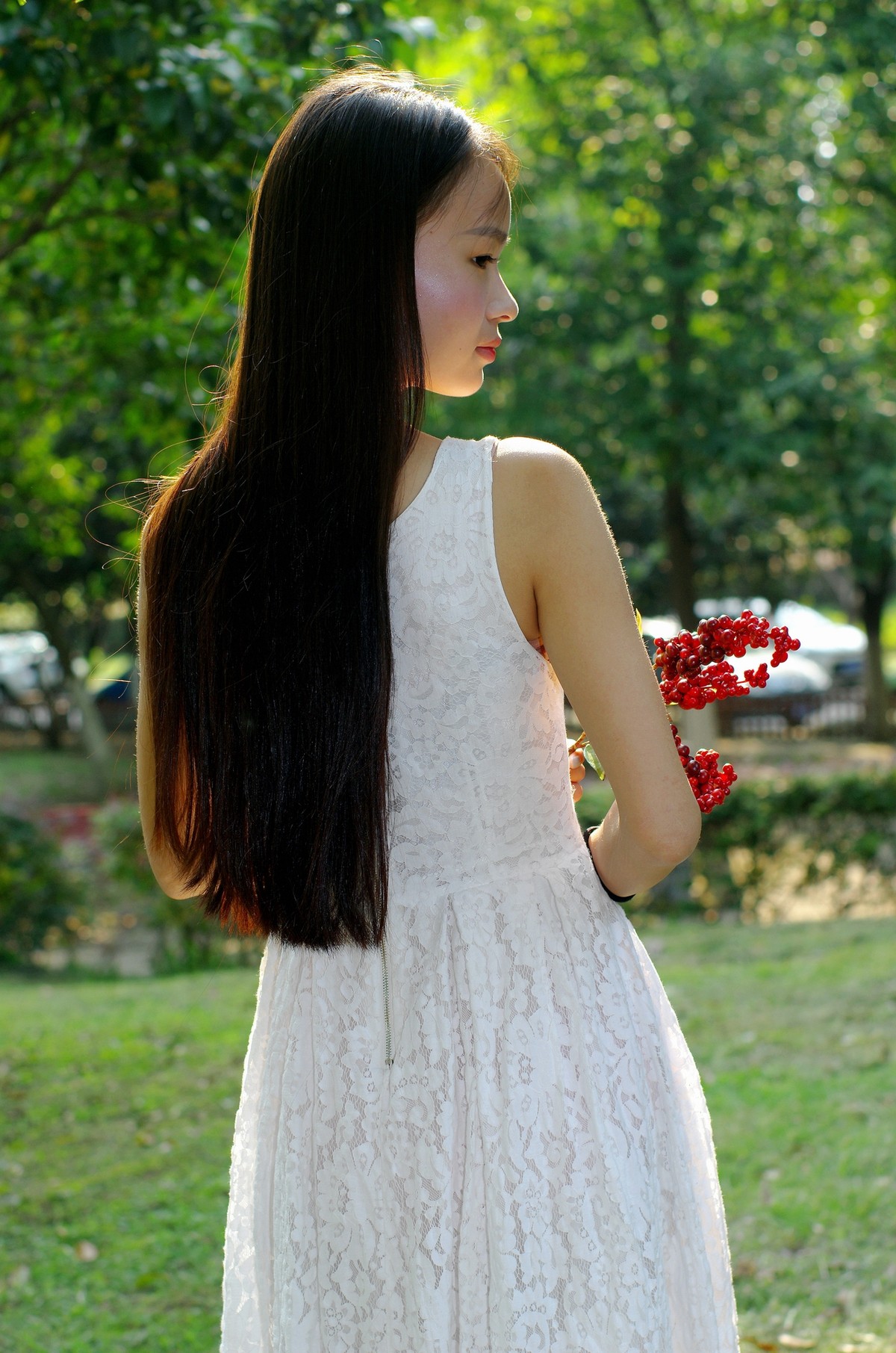 树林中的白衣女孩