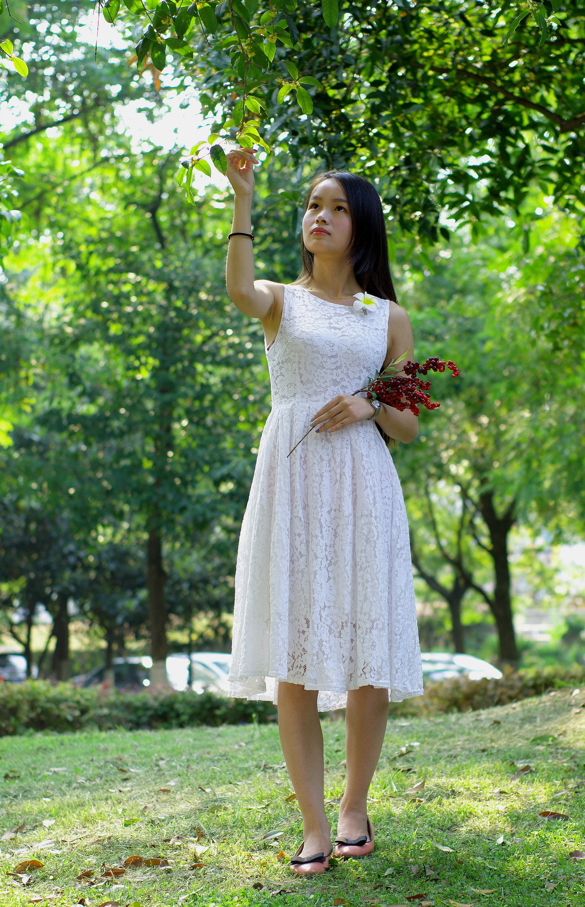 树林中的白衣女孩