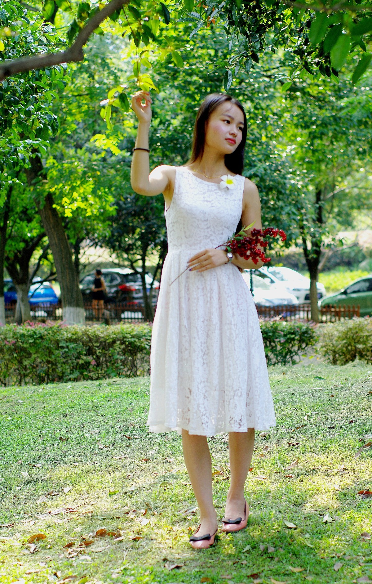 树林中的白衣女孩