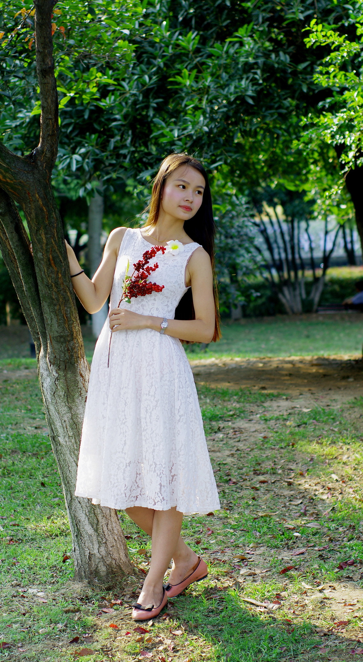 树林中的白衣女孩