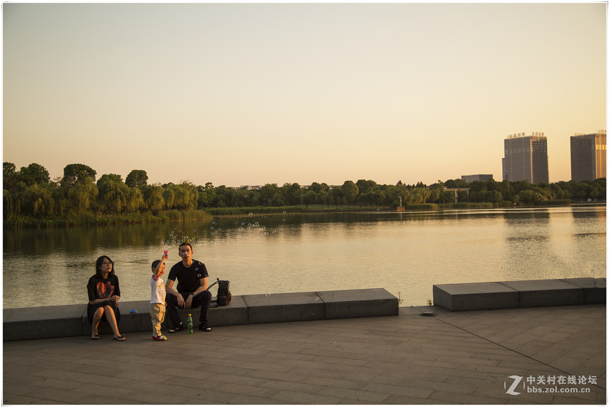 夕阳西下的暨阳湖公园