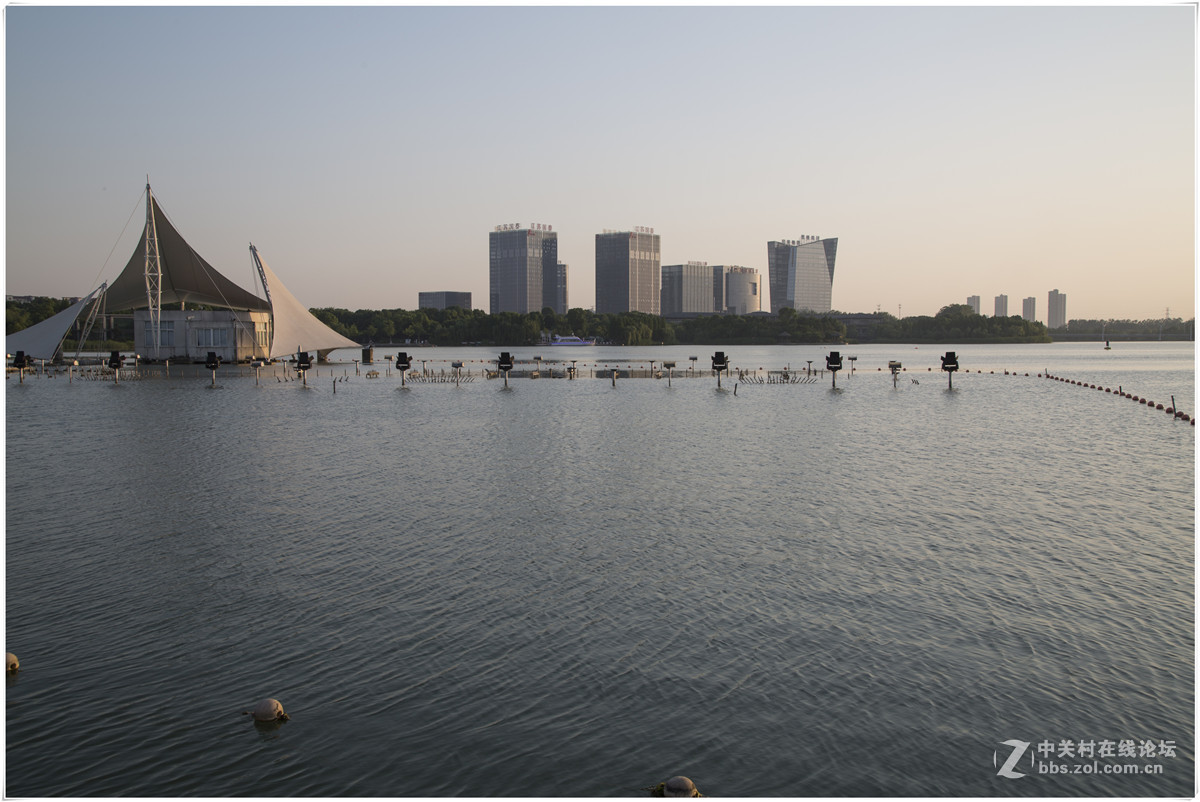 夕阳西下的暨阳湖公园