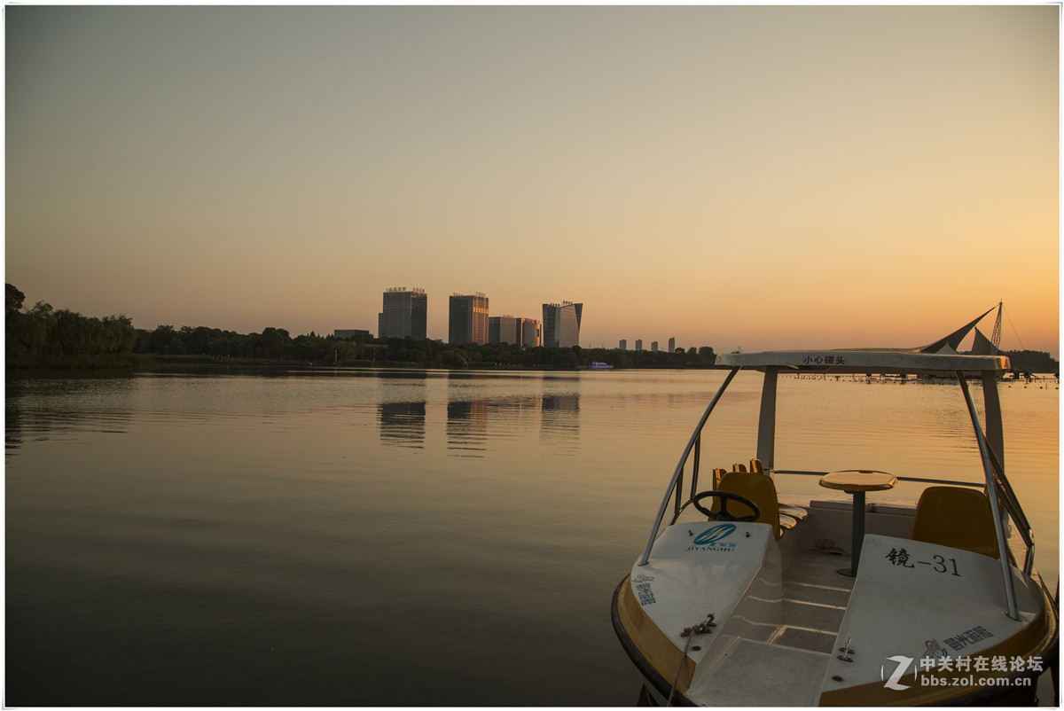 夕阳西下的暨阳湖公园
