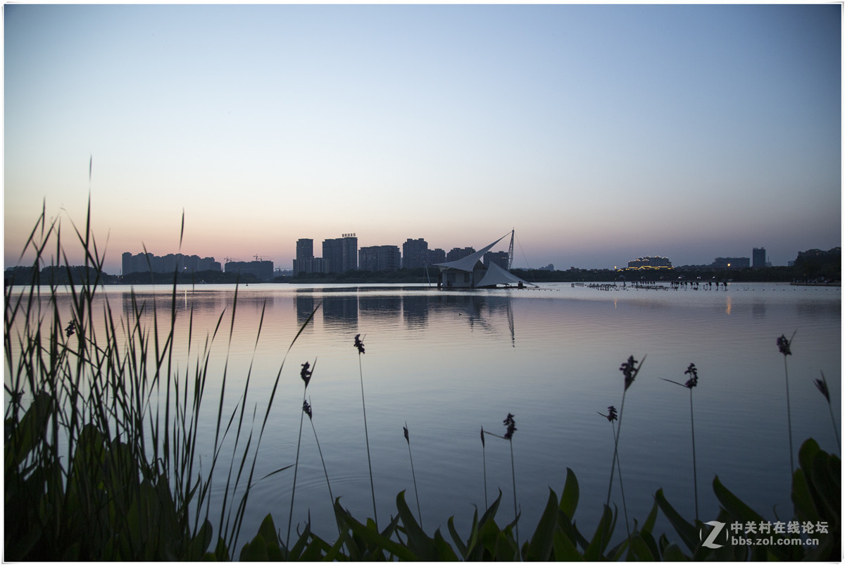 夕阳西下的暨阳湖公园
