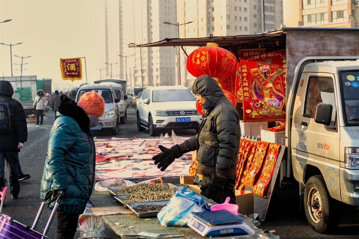 大东北小年早市热乎乎