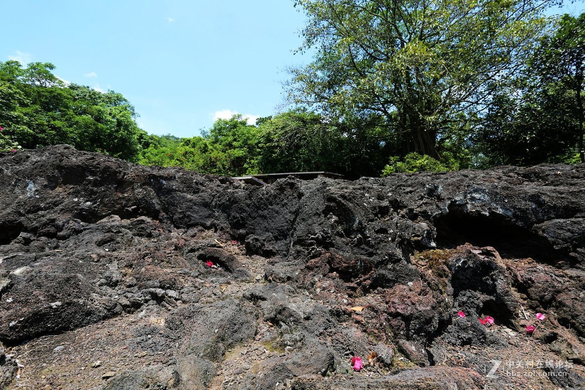 海口雷琼火山口喷发的熔流2