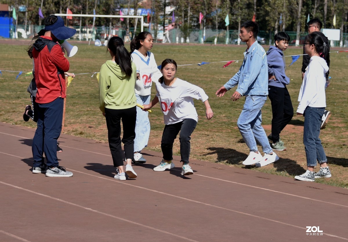 【运动会……抓拍女子４Ｘ400米比赛】