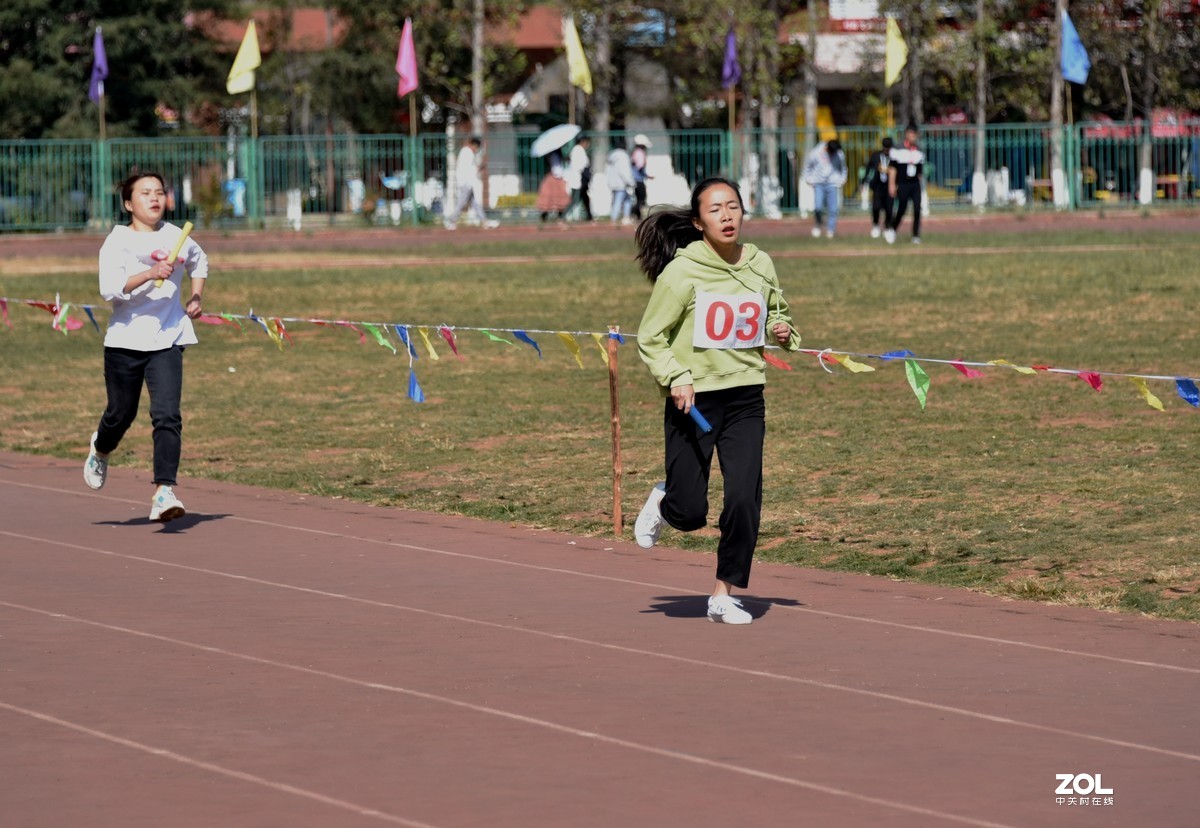 【运动会……抓拍女子４Ｘ400米比赛】