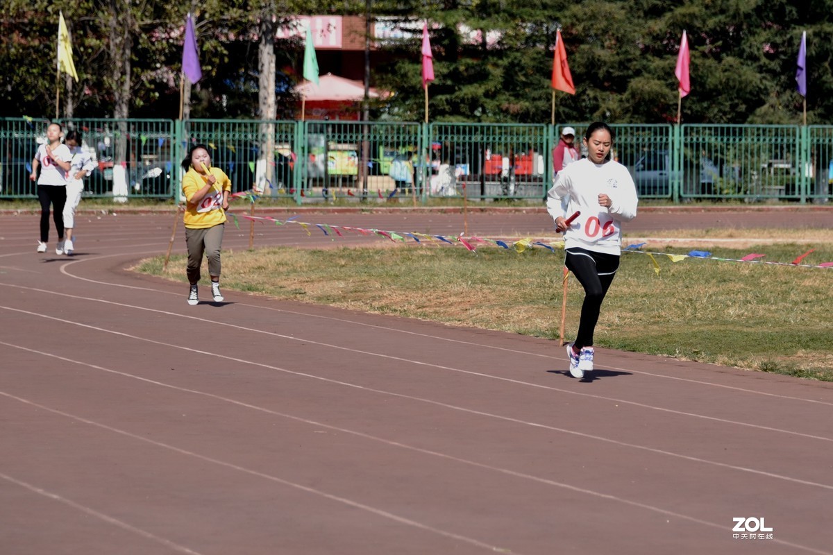 【运动会……抓拍女子４Ｘ400米比赛】