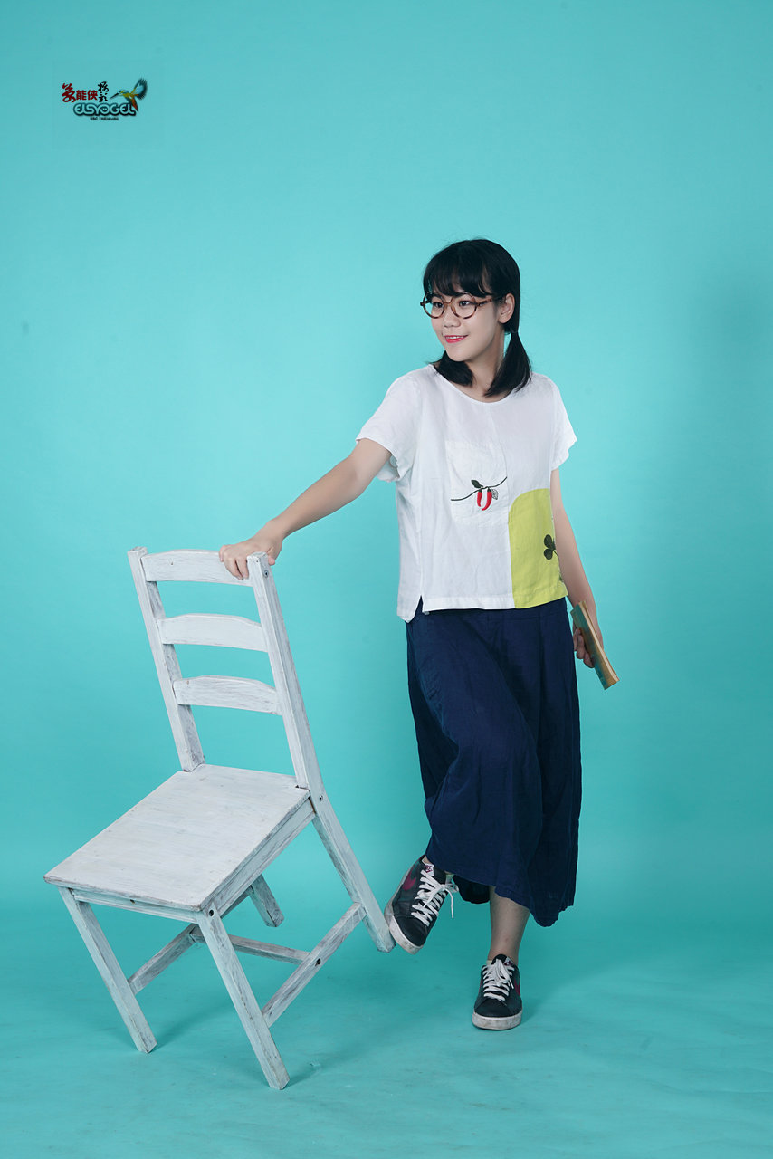 戴眼镜的学妹嘉琳