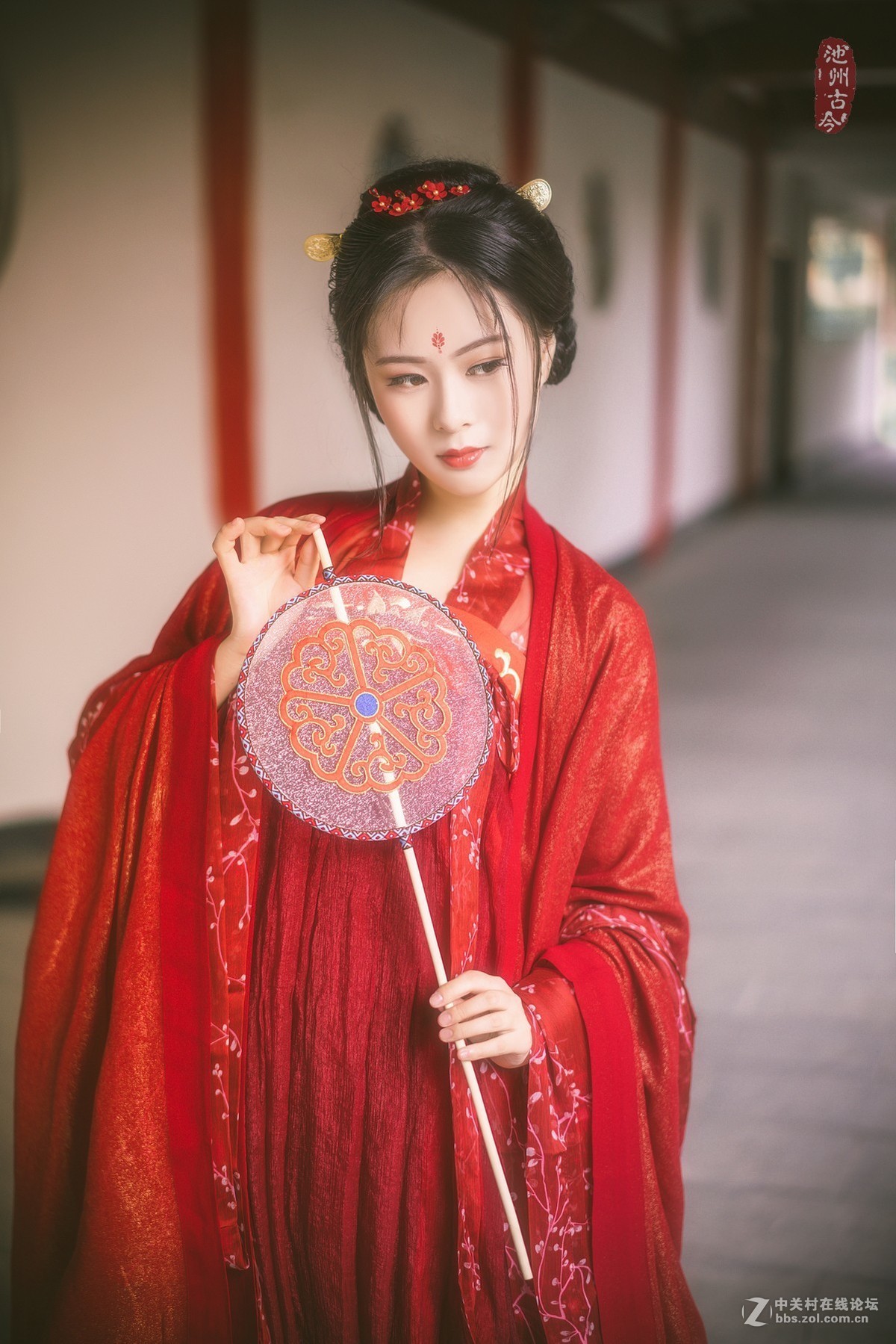 你嫁衣如火灼伤了天涯， 从此残阳烙我心上如朱砂。