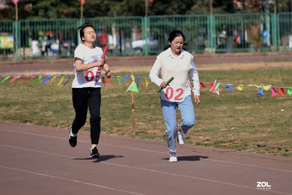 【运动会……抓拍女子４Ｘ400米比赛】