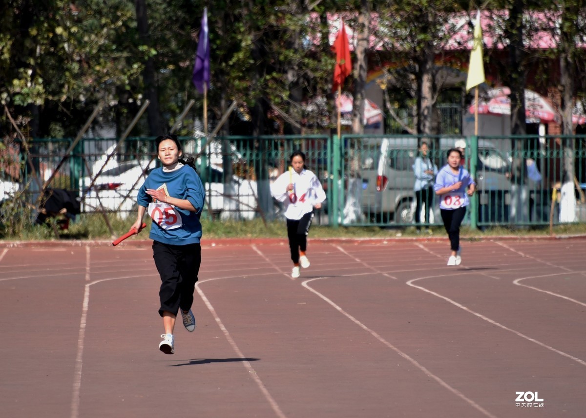 【运动会……抓拍女子４Ｘ400米比赛】