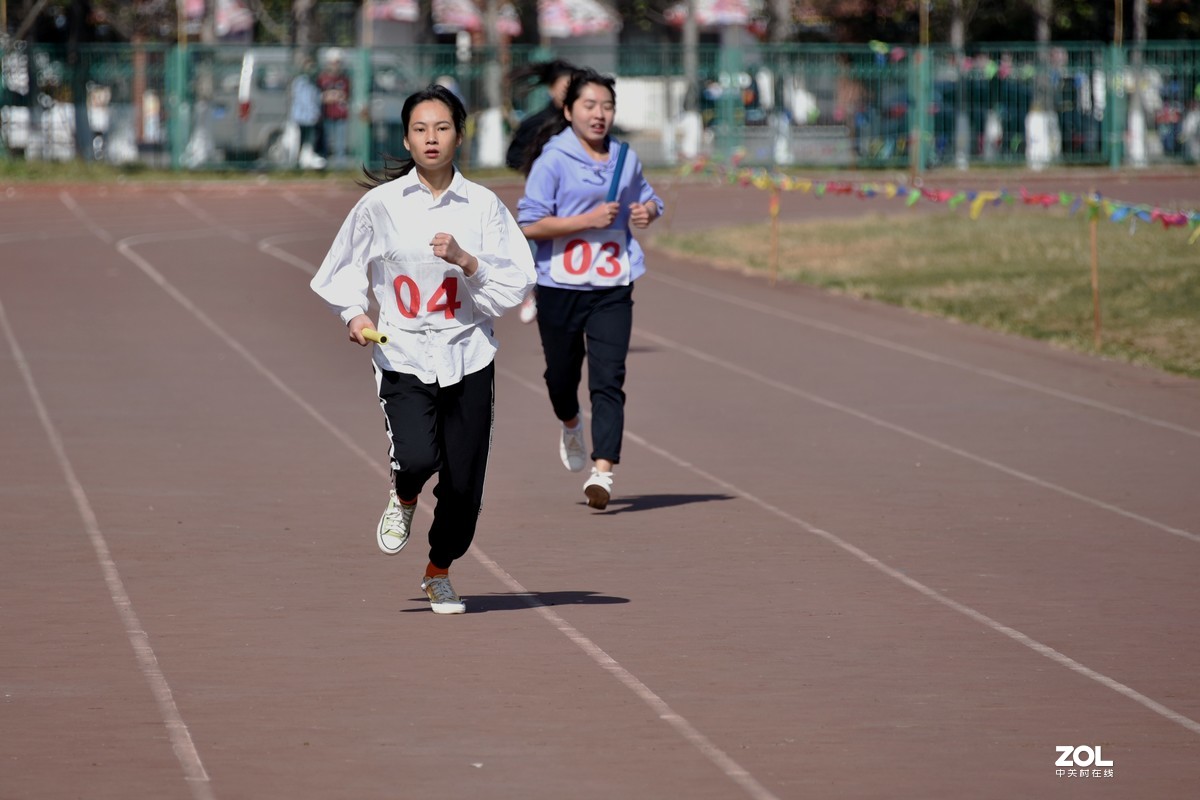 【运动会……抓拍女子４Ｘ400米比赛】