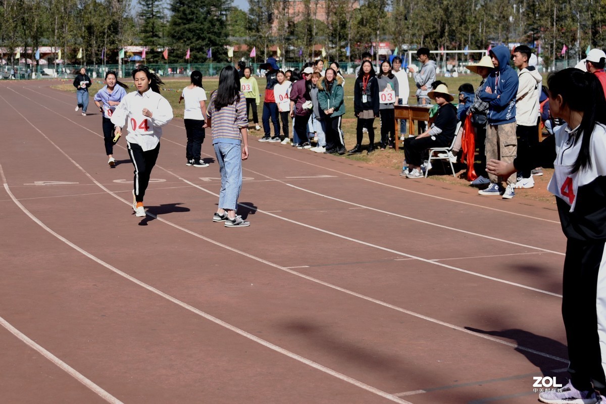 【运动会……抓拍女子４Ｘ400米比赛】