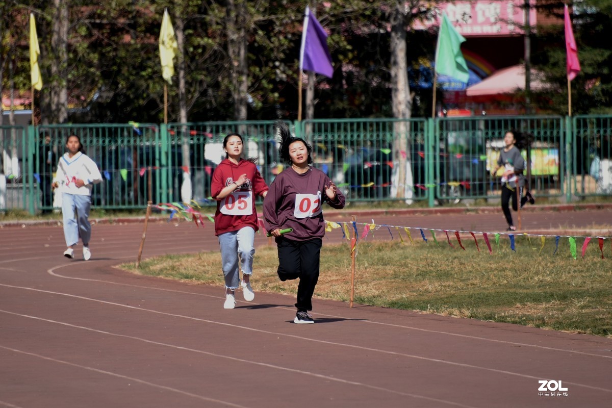 【运动会……抓拍女子４Ｘ400米比赛】