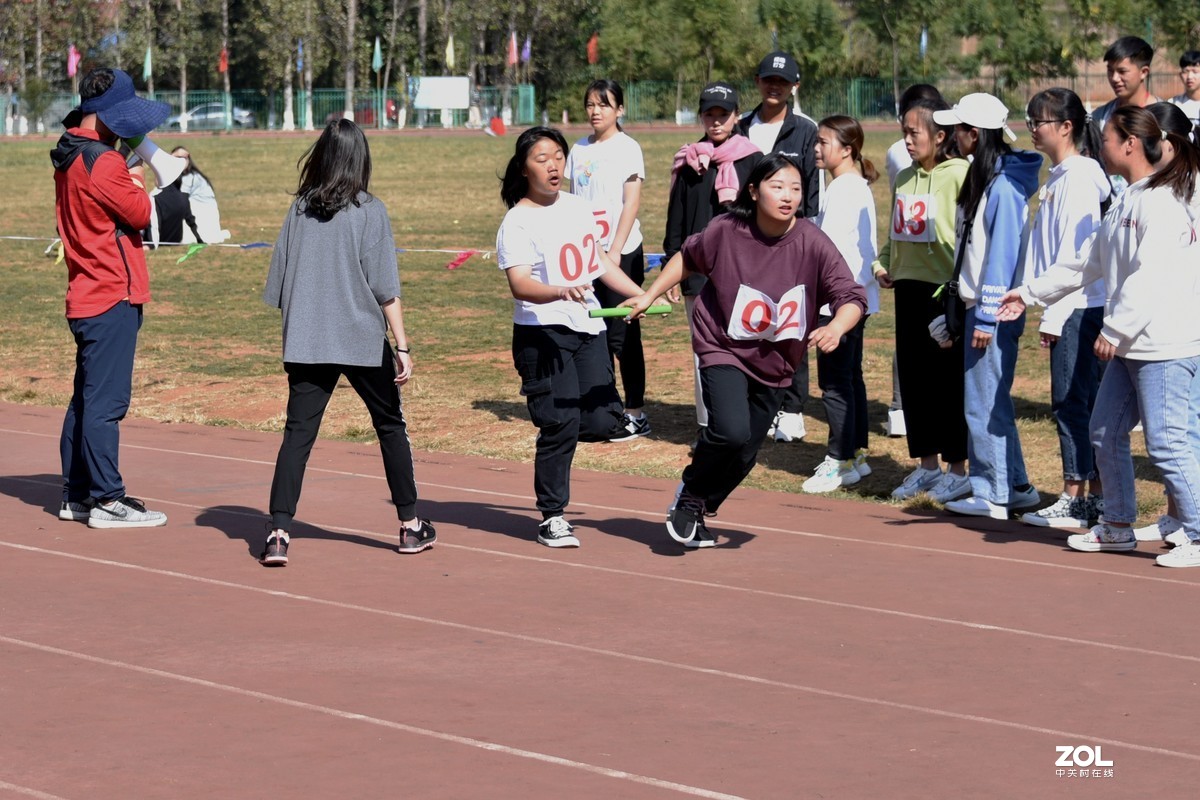 【运动会……抓拍女子４Ｘ400米比赛】