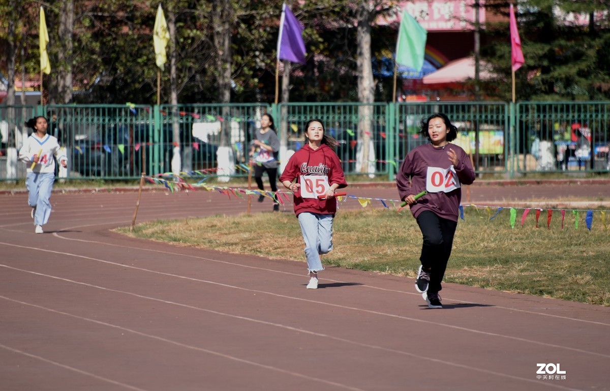 【运动会……抓拍女子４Ｘ400米比赛】