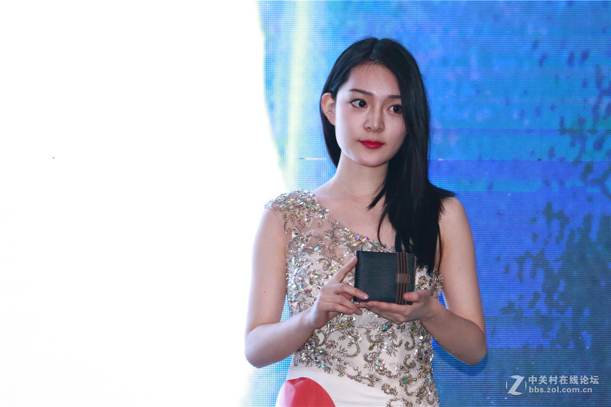 奢侈品拍卖会拍模特3.