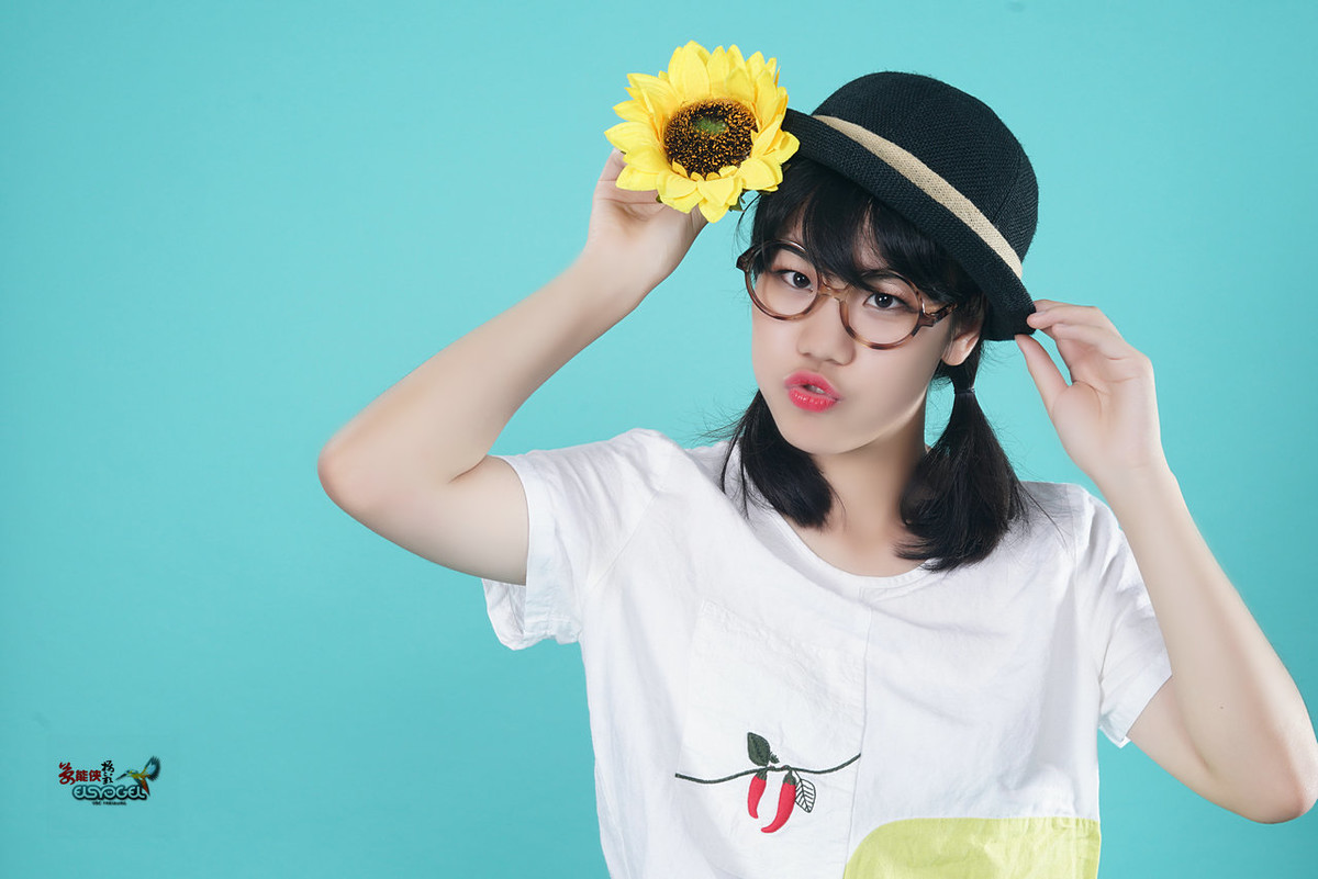 戴眼镜的学妹嘉琳