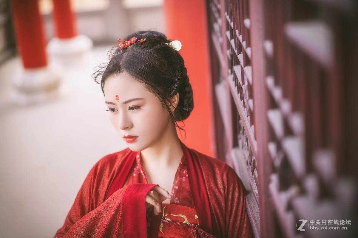 你嫁衣如火灼伤了天涯， 从此残阳烙我心上如朱砂。