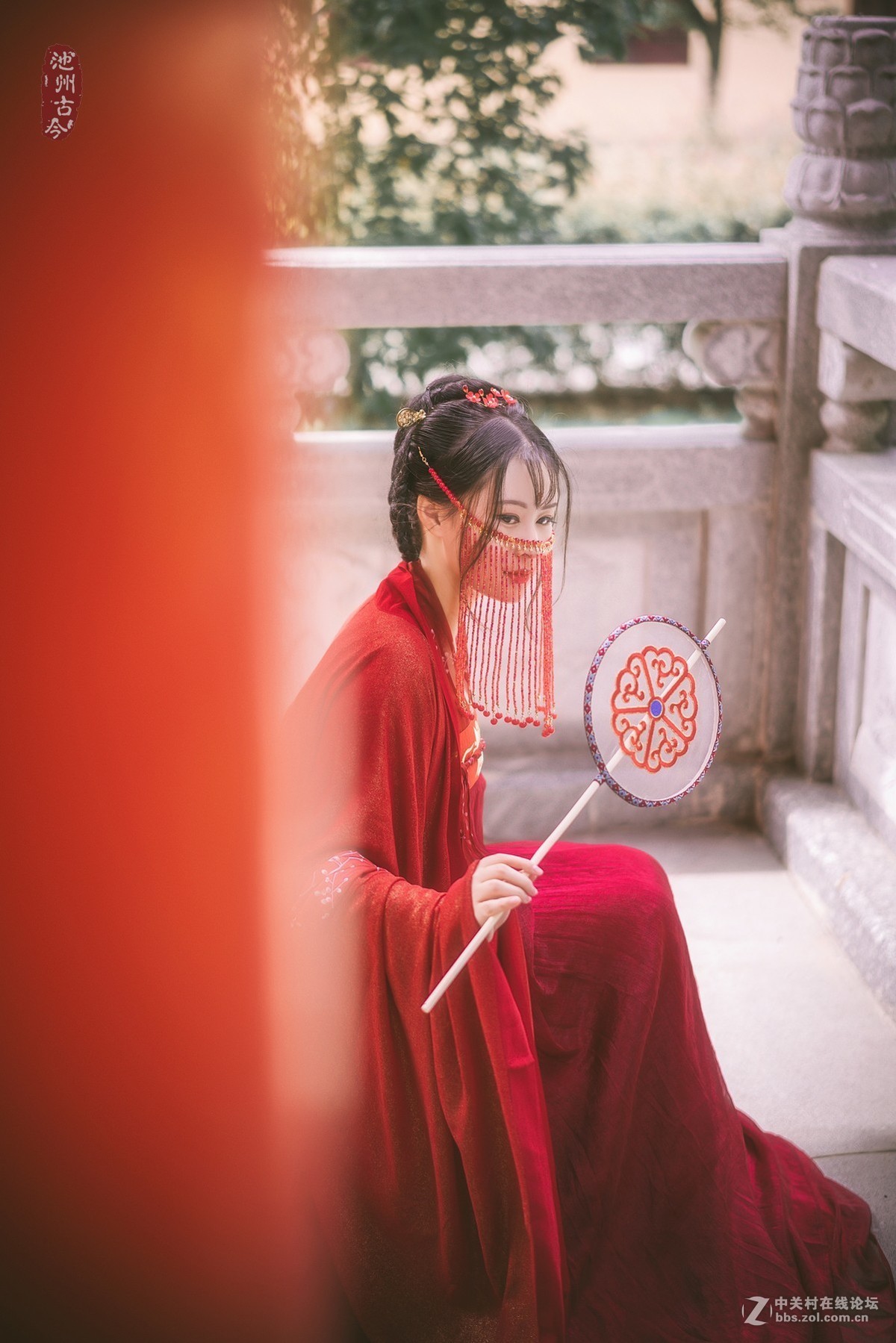 你嫁衣如火灼伤了天涯， 从此残阳烙我心上如朱砂。