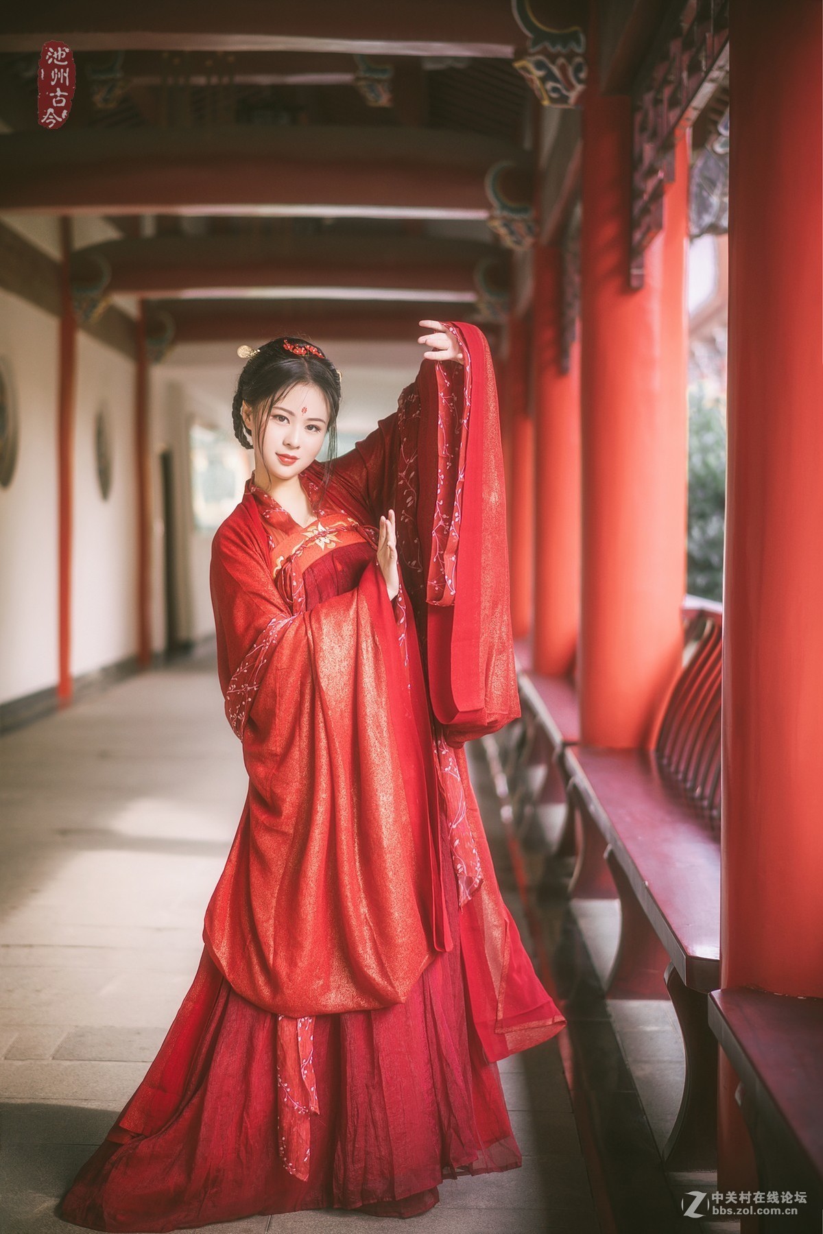 你嫁衣如火灼伤了天涯， 从此残阳烙我心上如朱砂。