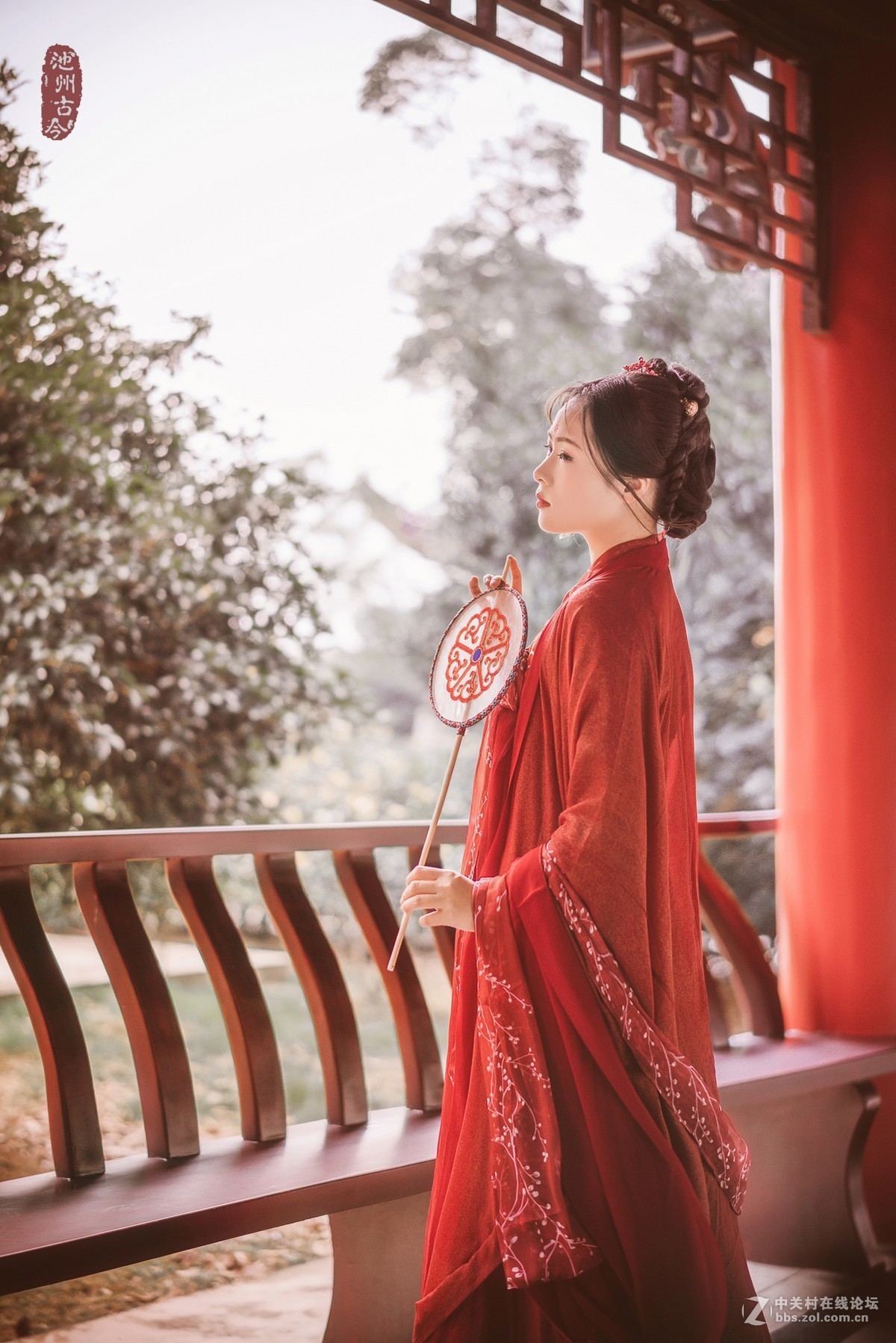 你嫁衣如火灼伤了天涯， 从此残阳烙我心上如朱砂。