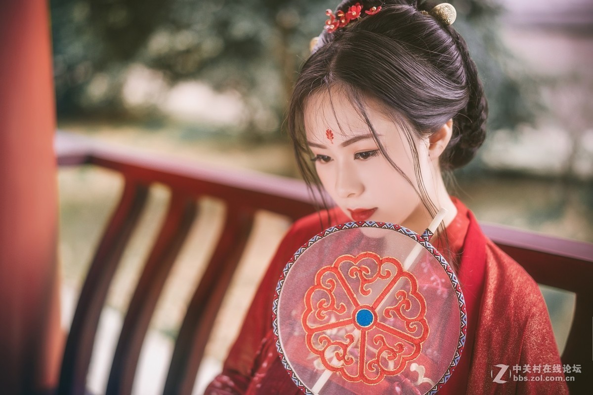 你嫁衣如火灼伤了天涯， 从此残阳烙我心上如朱砂。