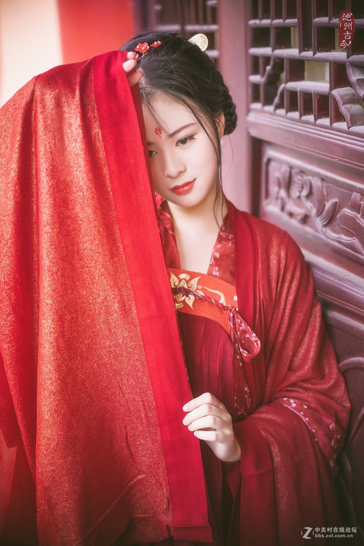 你嫁衣如火灼伤了天涯， 从此残阳烙我心上如朱砂。